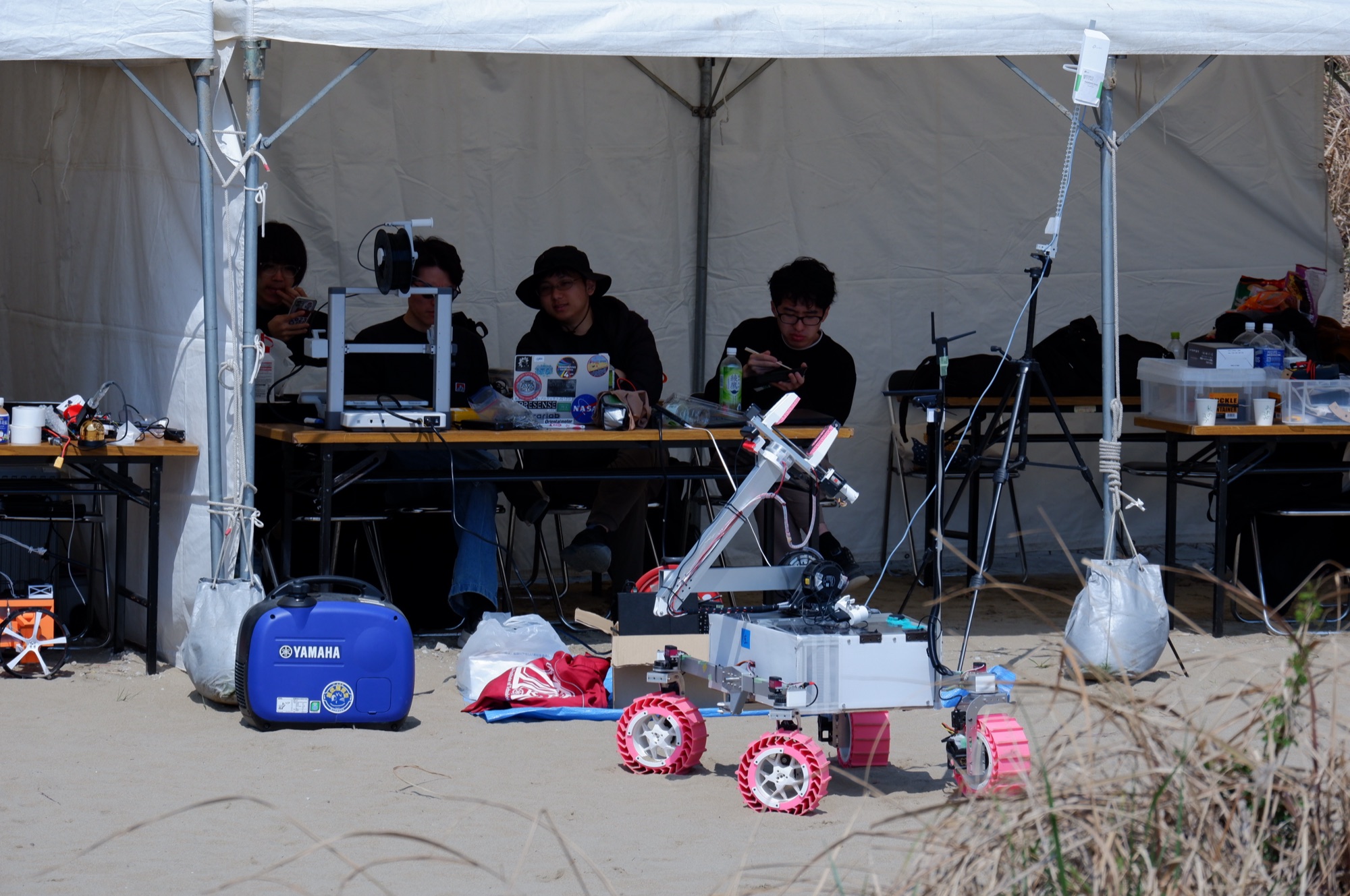 鳥取ローバーチャレンジ2026 ピットで操縦するメンバーとTR-1