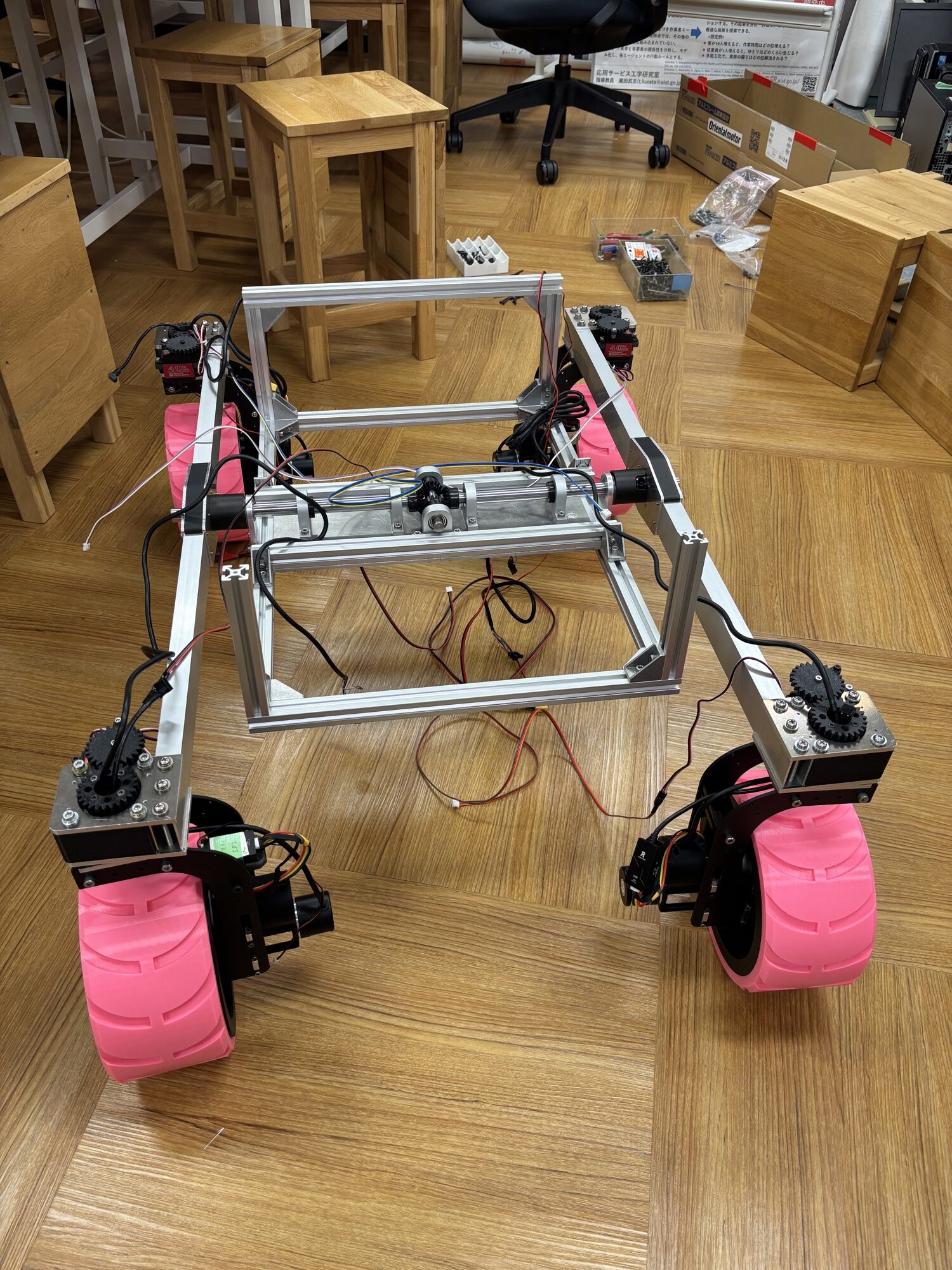 足回りを組み付けたTR-1 のシャーシ