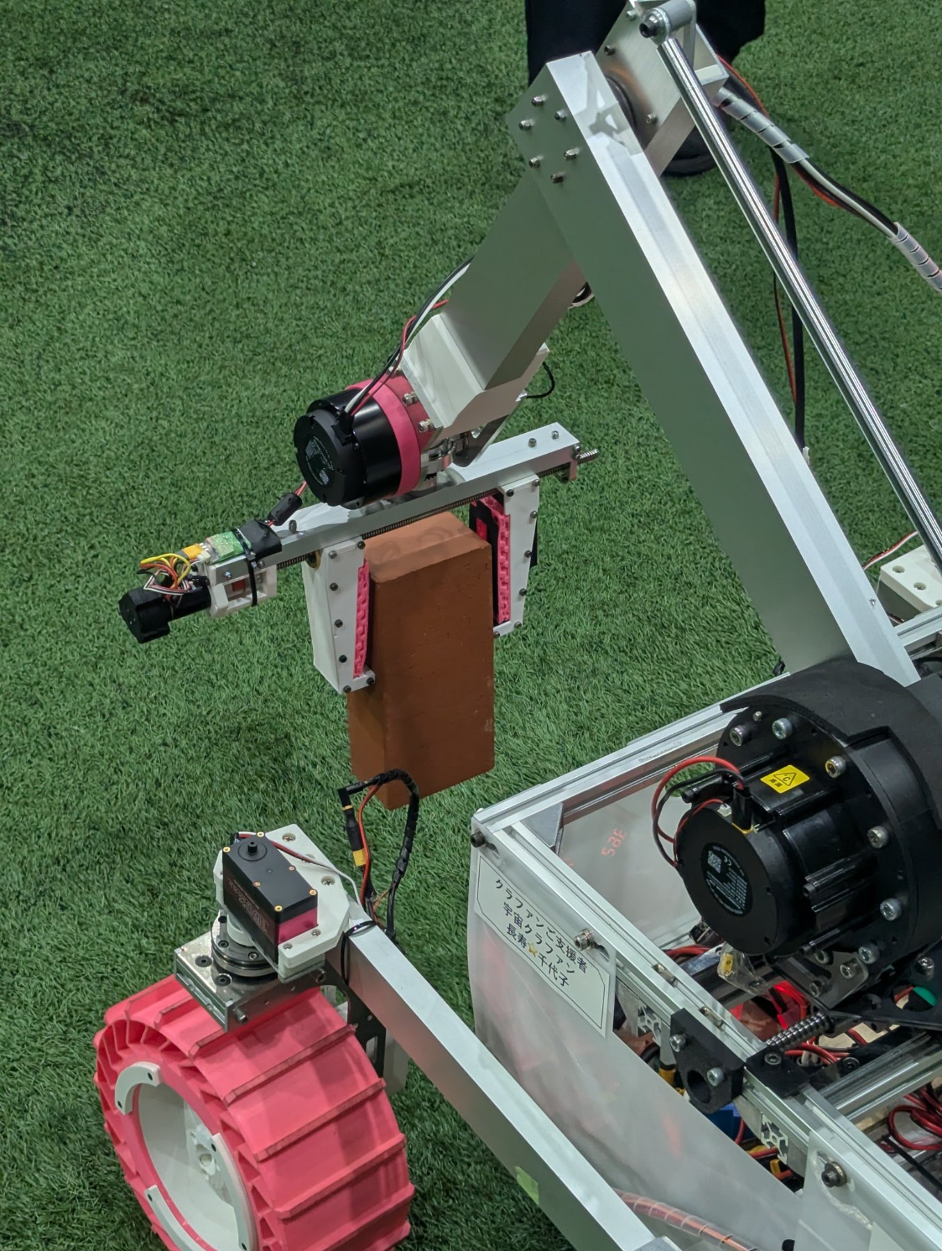 無人建設ミッションでレンガを運ぶ TR-2 のアーム