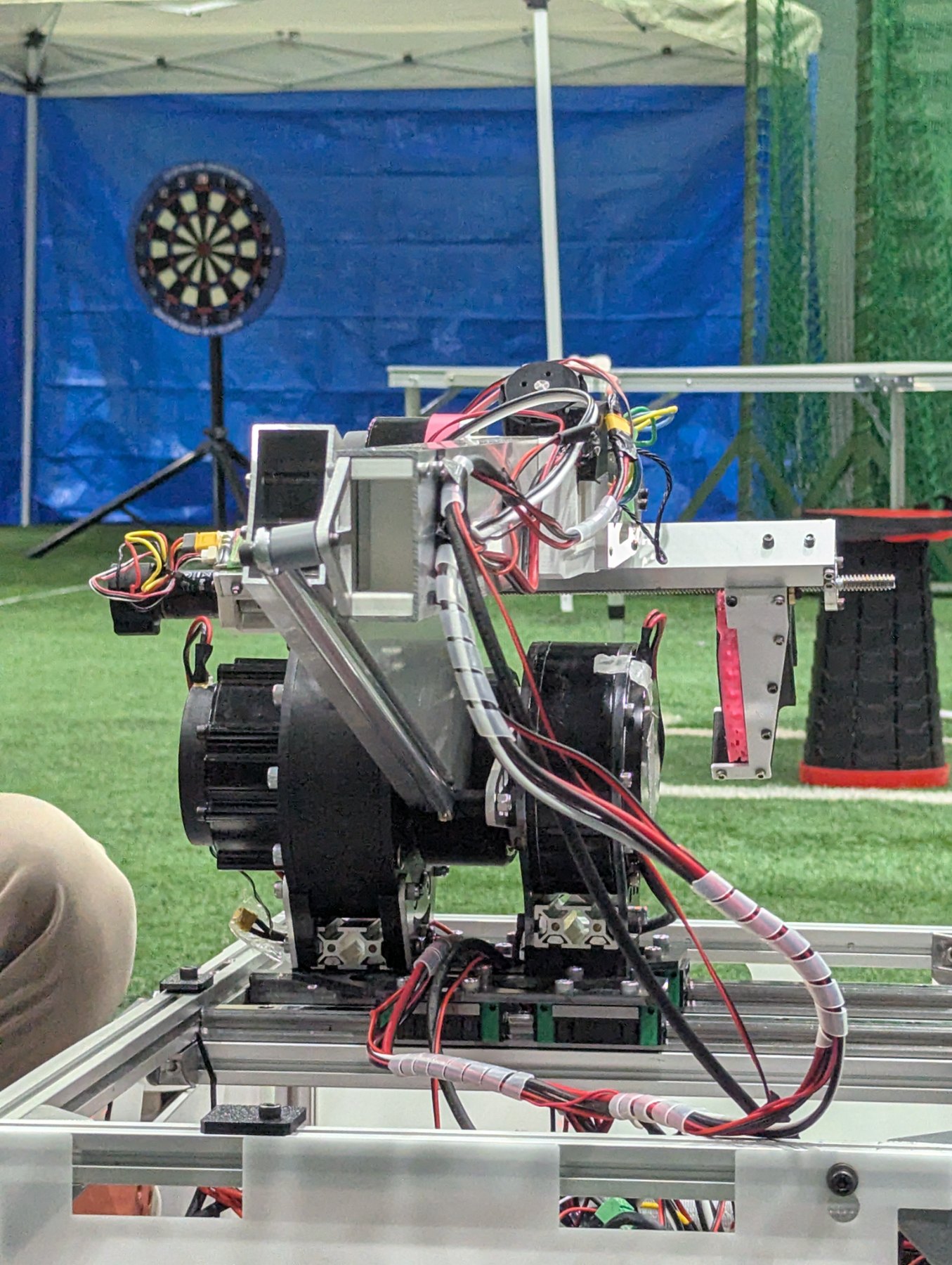 ダーツミッションでボードの前に立つ TR-2