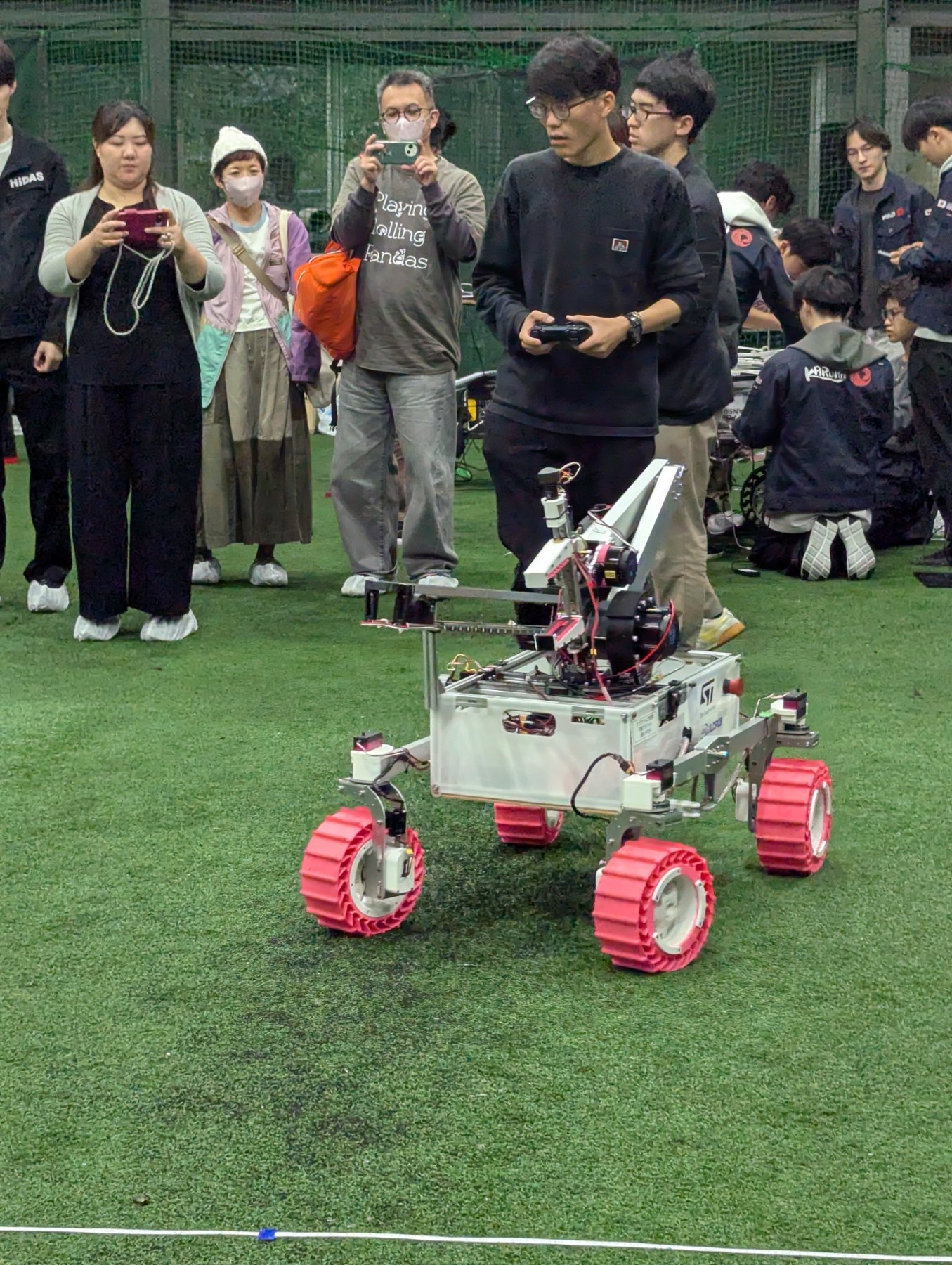 Space Rover Cup 2026 で TR-2 を操縦するメンバー
