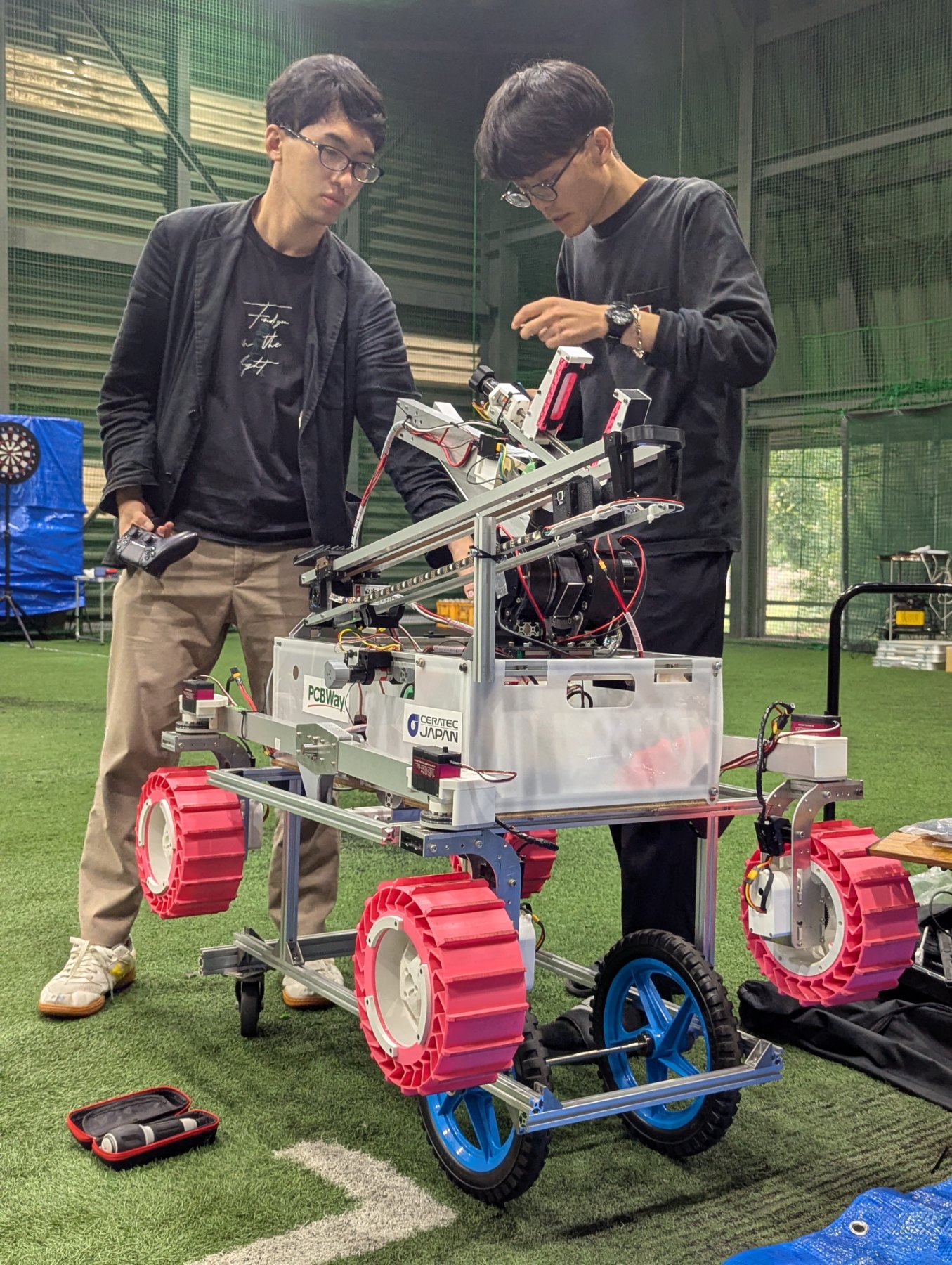 Space Rover Cup 2026 会場で TR-2 を整備するメンバー