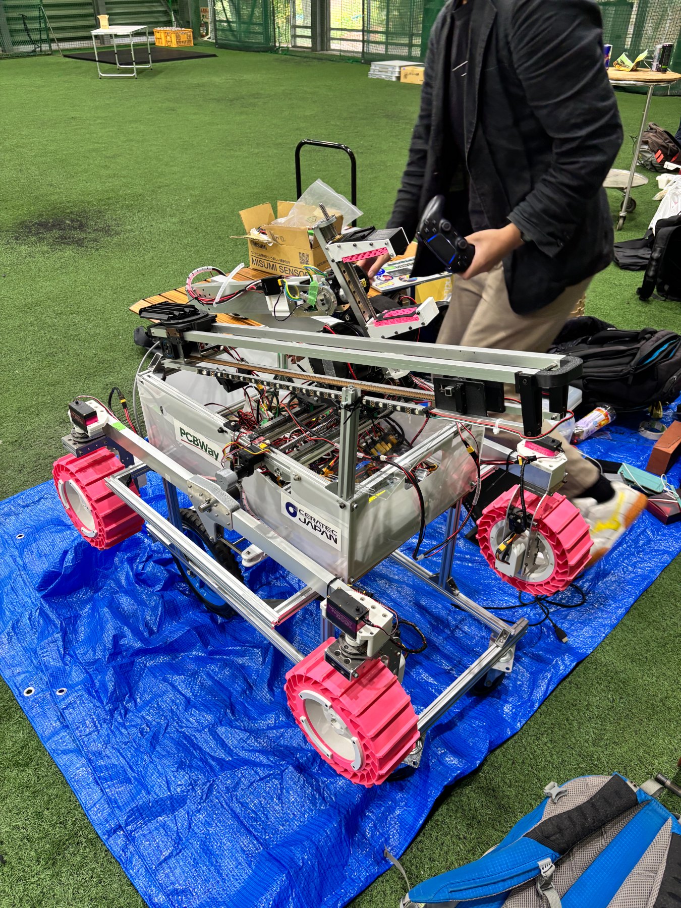 Space Rover Cup 2026 のピットで準備中の TR-2(ダーツ射出機構を搭載)