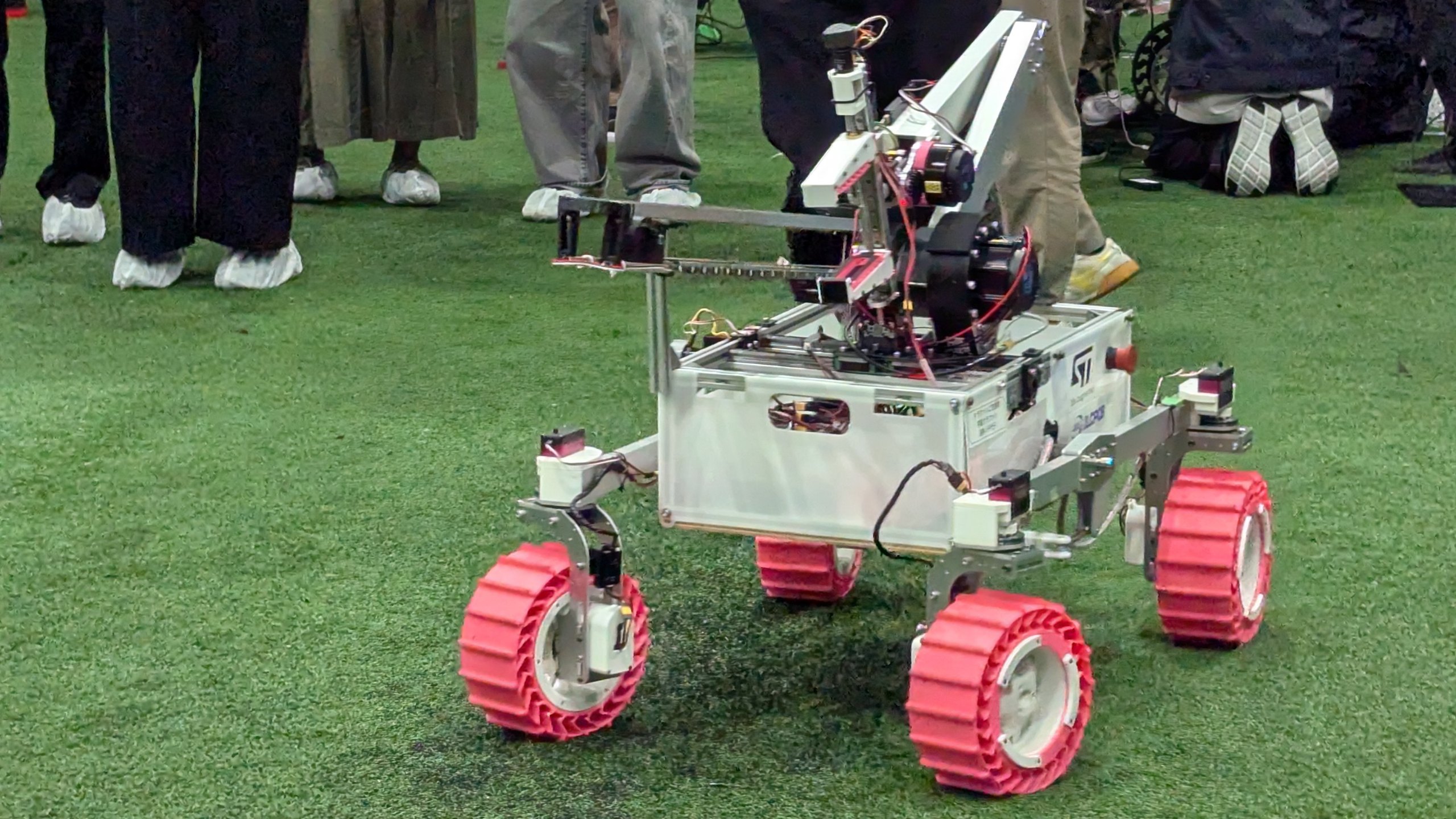 Space Rover Cup 2026 の会場を走行する TR-2