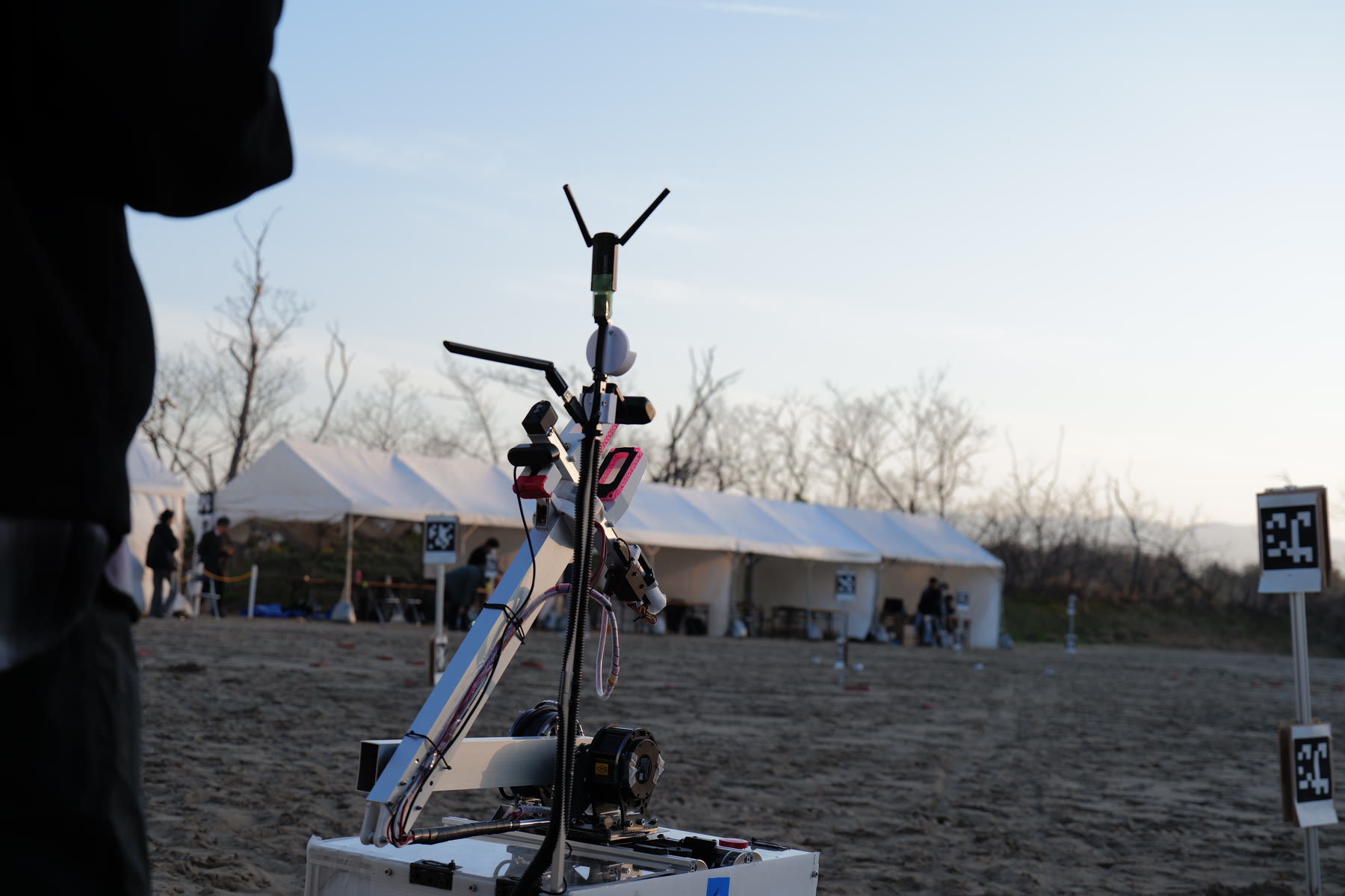 夕暮れの鳥取砂丘に立つ TR-1